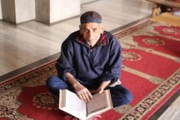 Fatehpuri man reading Koran, best